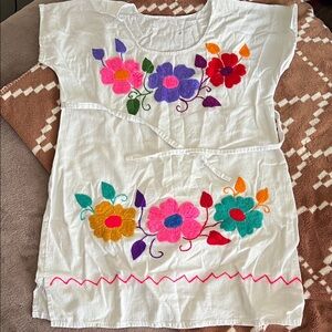 Embroidered White Cotton Mexican Tunic with Colorful Floral Detail